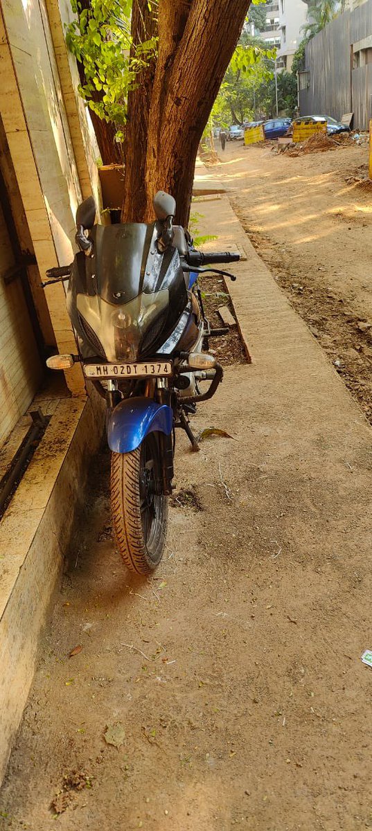 WhatDaffaq's tweet photo. @MTPHereToHelp Again today it’s parked on footpath https://t.co/FiWKZulk47