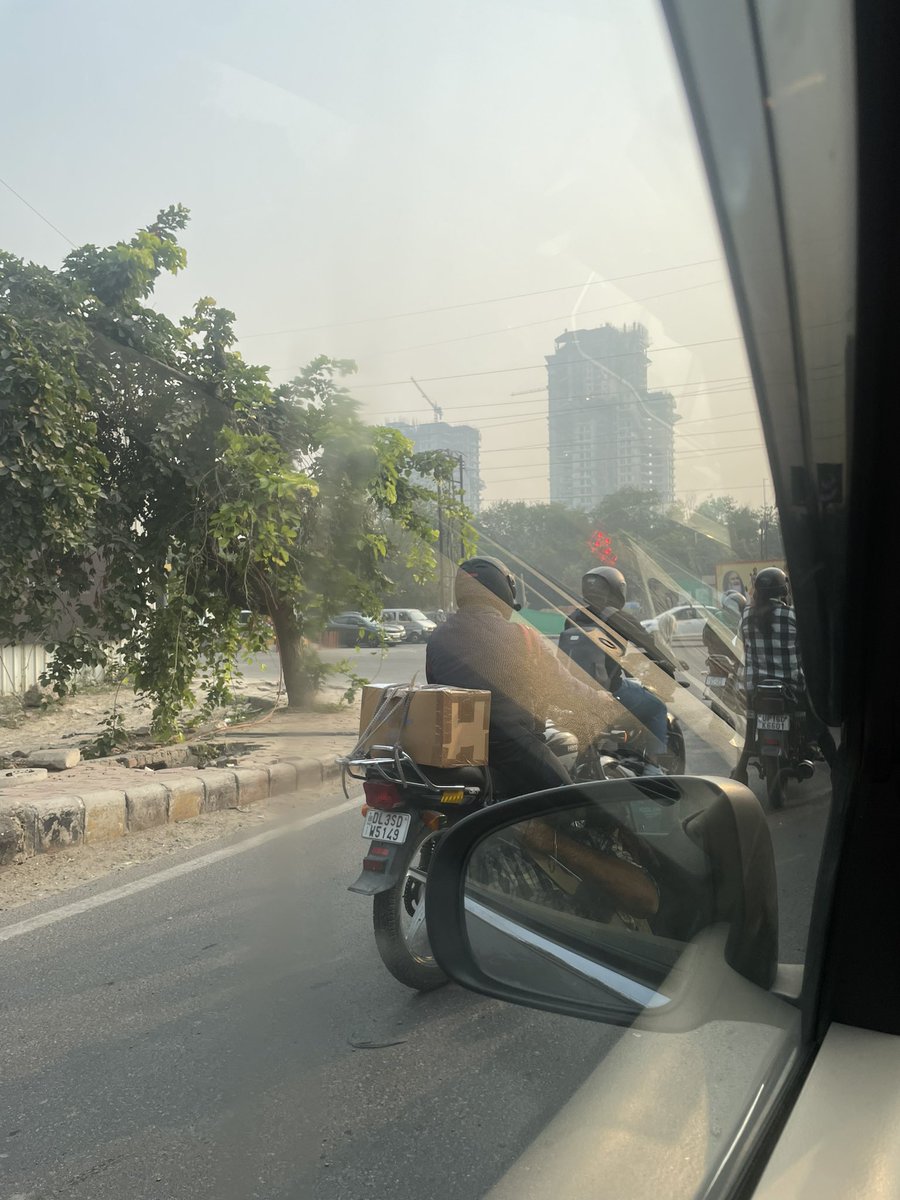 heychahal's tweet image. What’s wrong in this picture?

#redsignal