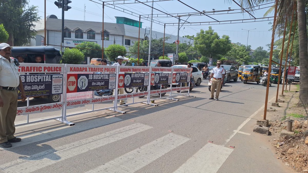 Kadapa_Police's tweet photo. ➡️ రోడ్డు భద్రత నియమాలు పాటించండి .. ఎస్.పి గారి బంగ్లా సర్కిల్ వద్ద సైన్ బోర్డులు, బ్యారికేడ్లు ఏర్పాటు చేసిన ట్రాఫిక్ సి.ఐ డి.కె జావీద్
#kadapapolice
#APPolice
#APPOLICE100
#roadsafty
#wearhelmet
#TRAFICRULES
#dail112 https://t.co/1d0SVxfMUb