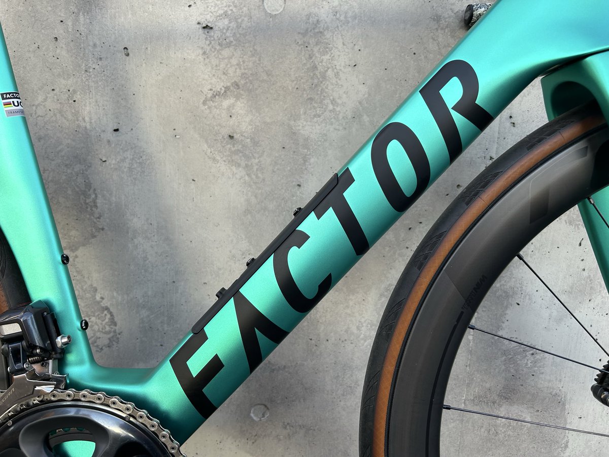 bikeshopforza's tweet image. 今日はFACTORのNEWモデル
MONZAの組立。

OSTRO VAMの弟分に当たる
こちらのフレーム、
想像以上にしっかりとした剛性があるし、

ダウンチューブが
まるまるストレージの空間になるので
空気抵抗を生む余計な荷物とはサヨナラ。

塗装の美しさも特徴的なFACTOR。
良い色ですね。

#FACTOR