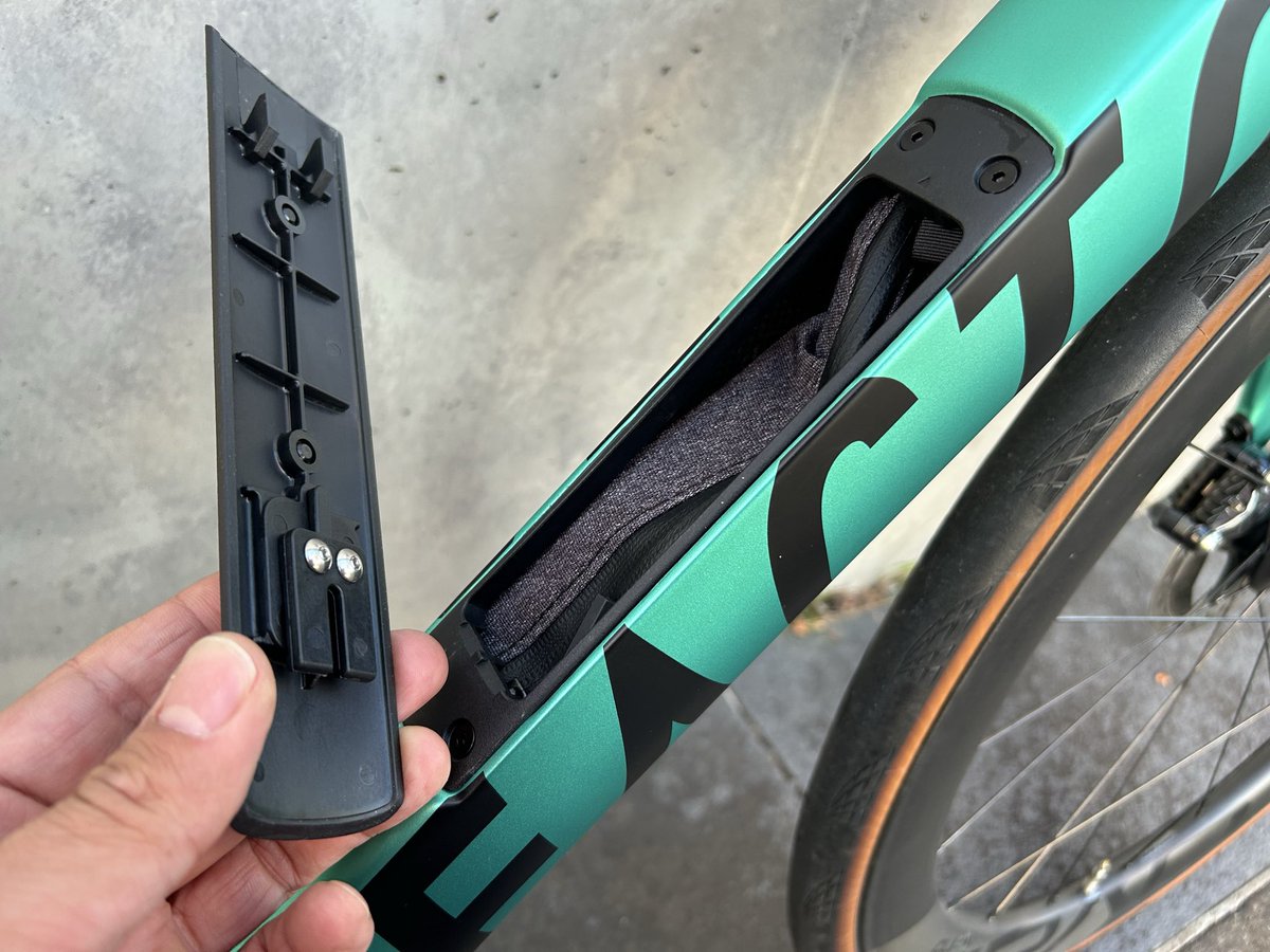 bikeshopforza's tweet image. 今日はFACTORのNEWモデル
MONZAの組立。

OSTRO VAMの弟分に当たる
こちらのフレーム、
想像以上にしっかりとした剛性があるし、

ダウンチューブが
まるまるストレージの空間になるので
空気抵抗を生む余計な荷物とはサヨナラ。

塗装の美しさも特徴的なFACTOR。
良い色ですね。

#FACTOR