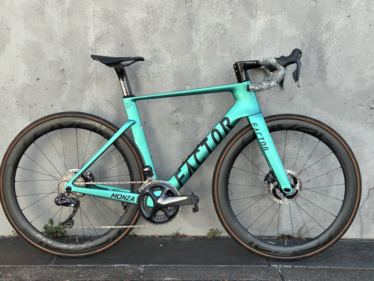 bikeshopforza's tweet image. 今日はFACTORのNEWモデル
MONZAの組立。

OSTRO VAMの弟分に当たる
こちらのフレーム、
想像以上にしっかりとした剛性があるし、

ダウンチューブが
まるまるストレージの空間になるので
空気抵抗を生む余計な荷物とはサヨナラ。

塗装の美しさも特徴的なFACTOR。
良い色ですね。

#FACTOR