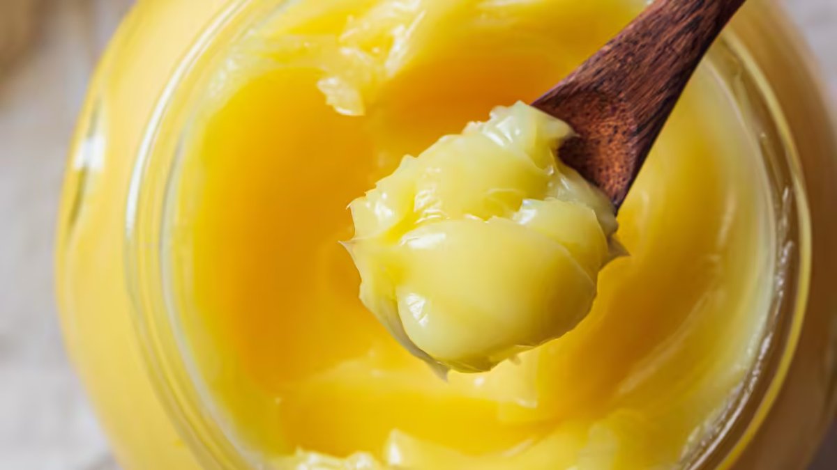 thetatvaindia's tweet image. Uttarakhand dairy accused of supplying 6.8 million kg fake ghee to Tirupati temple over five years.

Though banned in 2022, the dairy avoided the restriction by sending supplies through fake companies.

#Uttarakhand #Dairy #FakeGhee #TirupatiTemple