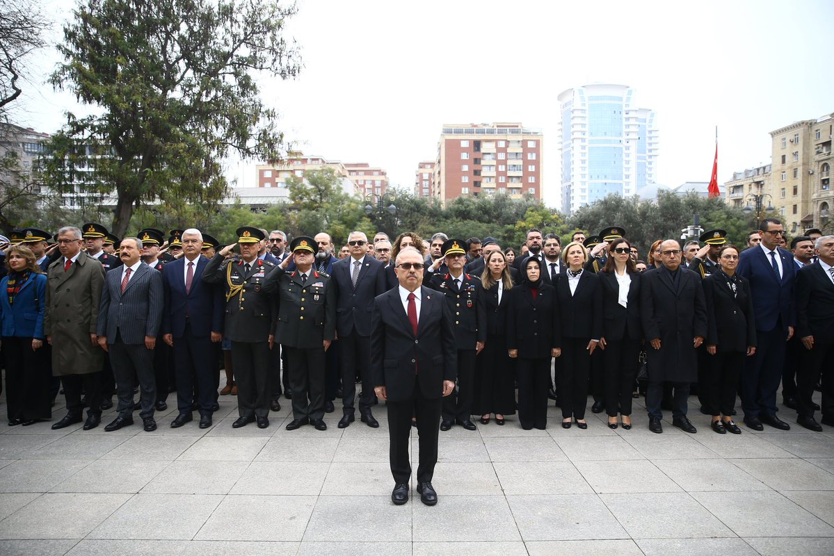 Cumhuriyetimizin banisi Ulu Önder Gazi Mustafa Kemal Atatürk’ün ebediyete irtihalinin 87. yıldönümünde, Bakü’deki #Atatürk Anıtında Büyükelçiliğimizce bir anma töreni düzenlenmiştir. 

Askeri Ataşeliğimiz, Müşavirlerimiz, ilgili ve bağlı kuruluşlarımız, STK’larımız,