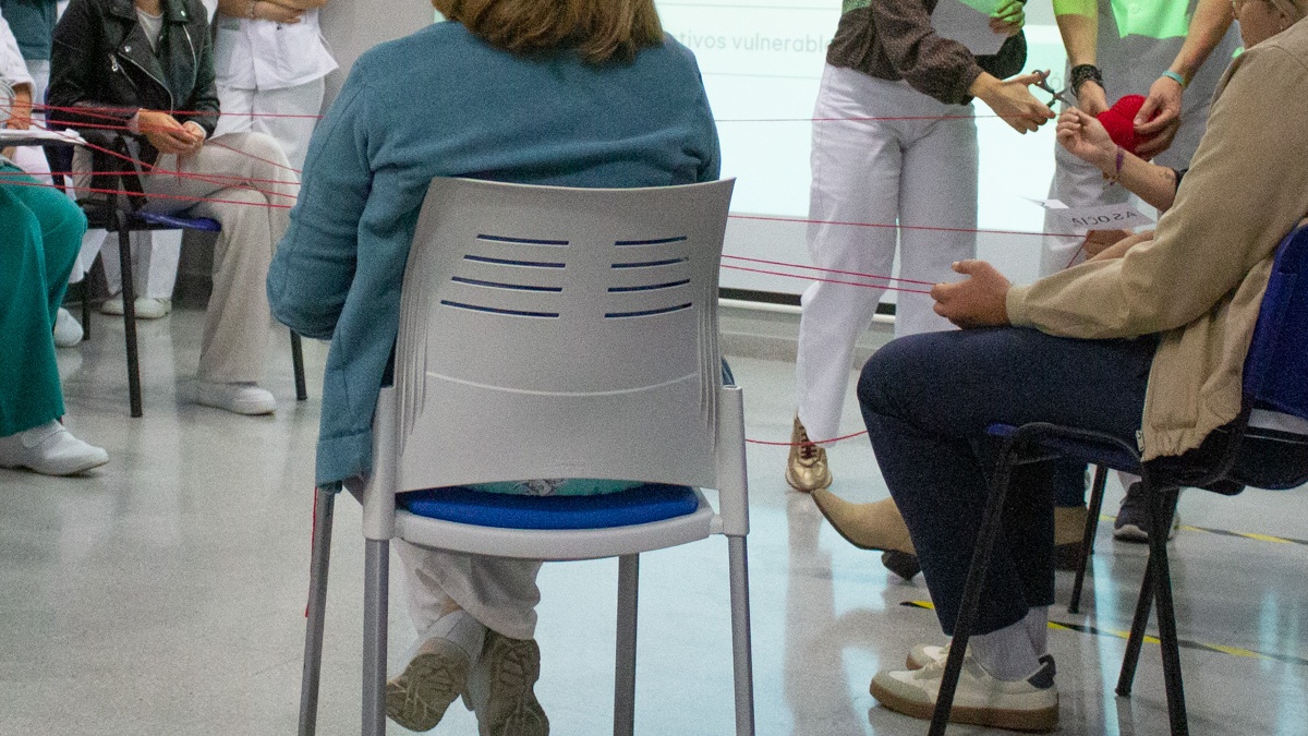 Cuando la soledad no es deseada:  “El estigma de la vergüenza”; hilos rojos y blancos para combatirla en Albacete
eldigitaldealbacete.com/2025/11/10/cua…