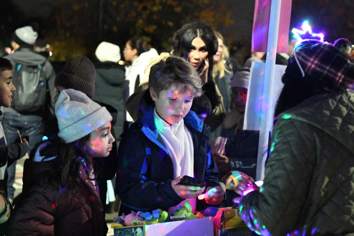 bcsbirmingham's tweet image. 🎆 The Friends&apos; Fireworks Extravaganza was an incredible evening of great food, amazing entertainment and fantastic fireworks. 
We&apos;d like to say a massive thank you to our Friends Committee for organising the event! ✨ 

#limitlesslearning #growingrace #BCSFireworksExtravaganza