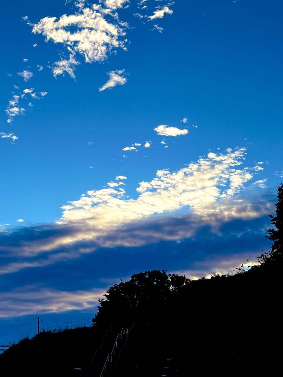 ukq3x's tweet photo. #太陽 #空 #同じ空の下 ＃ファインダー越しの私の世界 #キリトリノセカイ 
#sun #blue #sky #photography #today https://t.co/9U0WQCEqeD