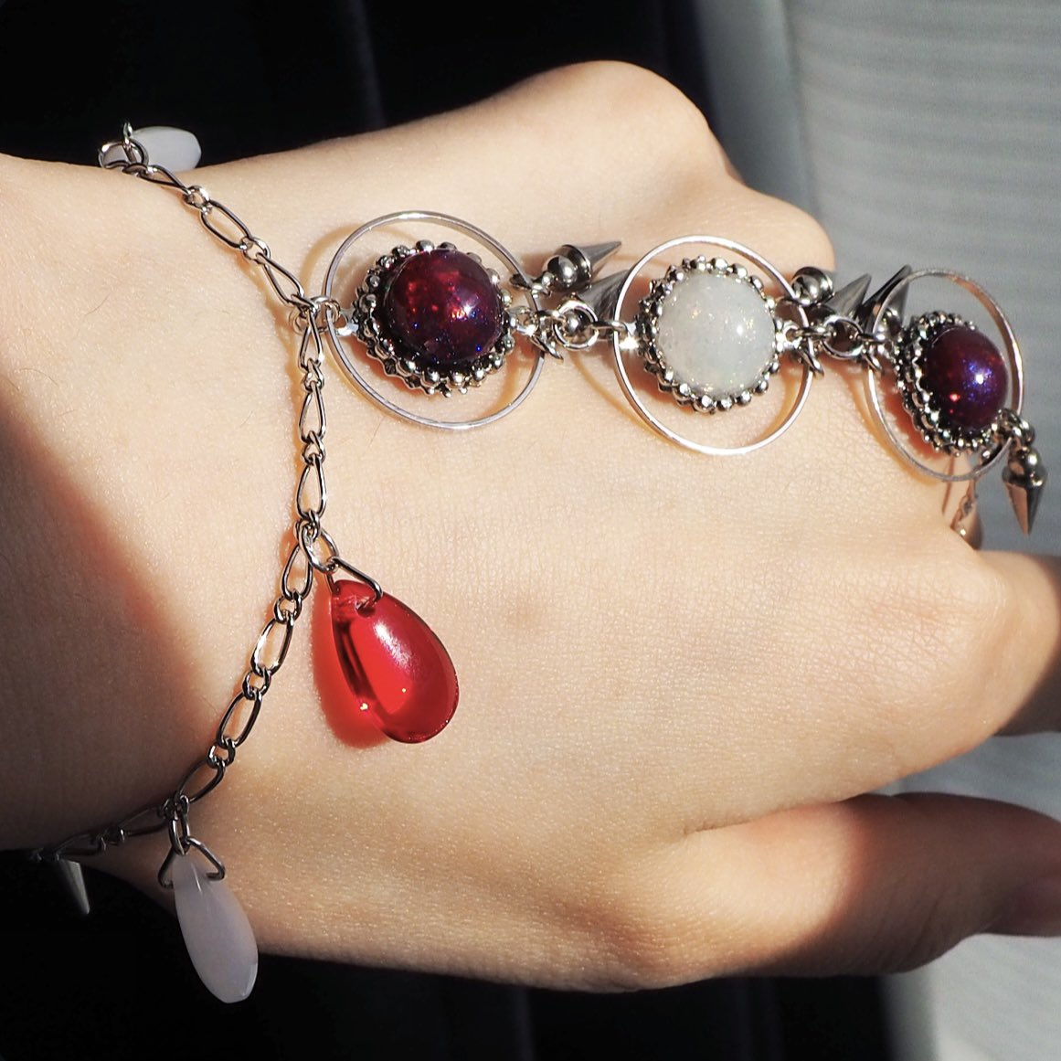 コラボ作品の装身具は数が少なめです！
台紙は野口綾音さんの描き下ろしとなります🥰
今まで作った事のない装身具となっておりますのでぜひ気になる方はチェックしていただけると嬉しいです✨

🗓️11-/15.16(両日参加)
🎪東京ビッグサイト
🌟ブース「K-95.96」