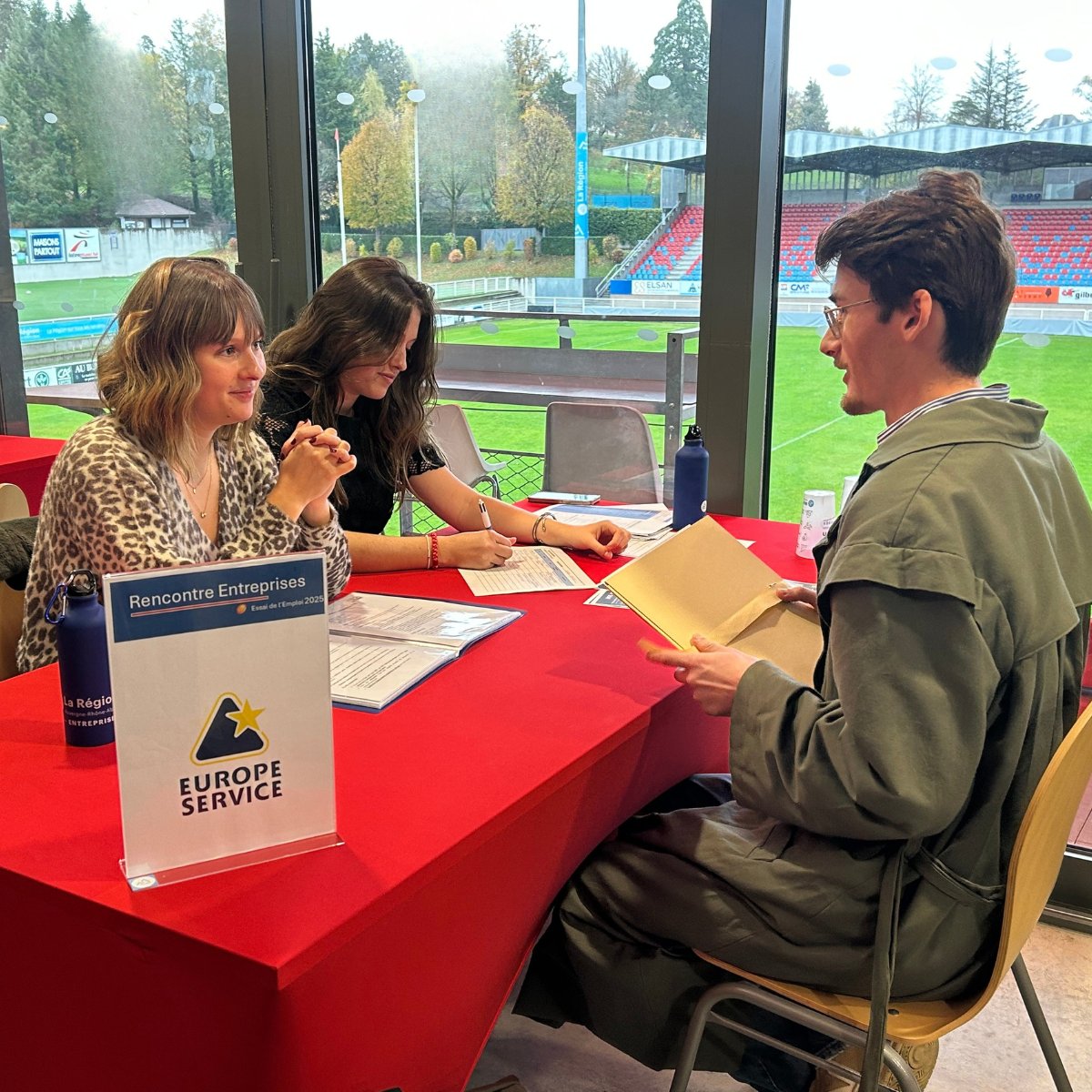 Europe__Service's tweet photo. [RESSOURCES HUMAINES] 
Eloise et Camille vous ont accueilli à l’essai de l’emploi et ce fut un plaisir d'échanger avec vous.

N’attendez plus et rejoignez l’aventure Europe Service dès maintenant !
👉 https://t.co/tUgD4Soske 

#Emplois #EuropeService #Recrutement https://t.co/M2xPjmh9xw