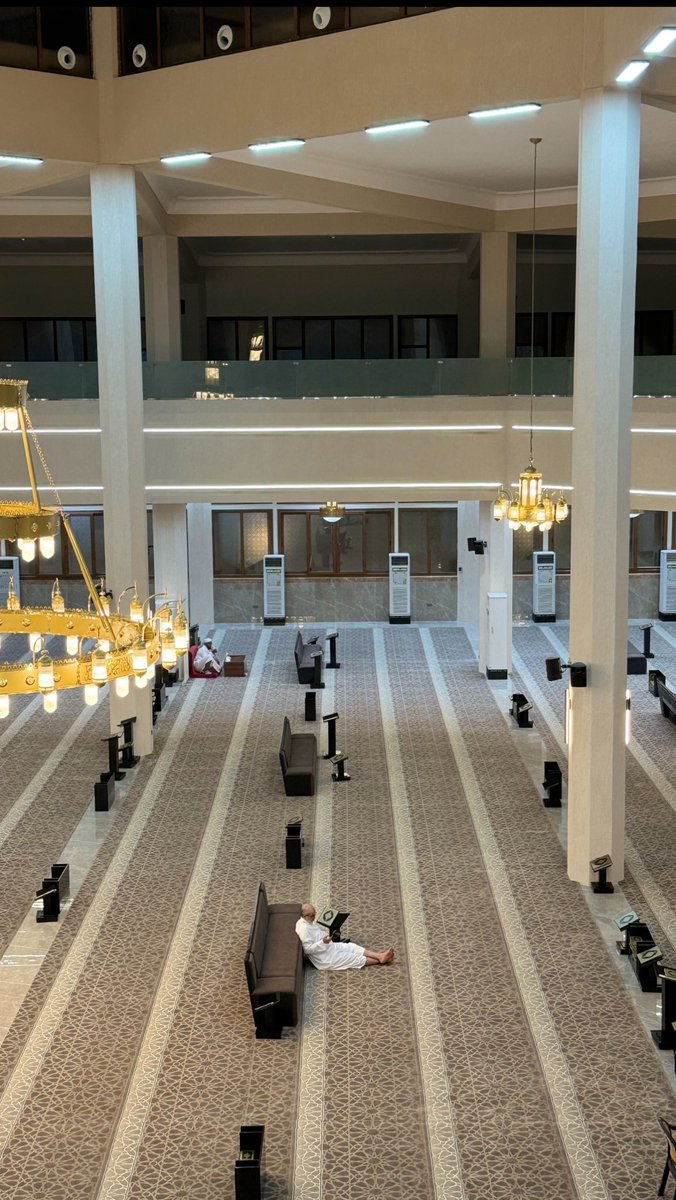 llill195's tweet photo. بين هاتين الصورتين سنوات والشيخ يجلس في مكانه يستقبل من يريد أن يقرأ القران او يحفظ، يجلس من الفجر الى العشاء ولا يرجع للبيت إلا للحاجة.

ما الدافع لهذا؟
ما اللذة في هذا؟🤔

صدقني ليس الدافع مال يكسبه
او منصب يناله.👌🏻
ولكن اهل القران وجدوا في ملازمته لذة تغنيهم عن الدنيا ومن فيها https://t.co/KlXxLNPU7C