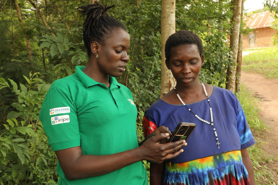 kilimoEAC's tweet photo. Smallholder farmers cultivate the majority of the world’s food up to 70%. Yet, many remain vulnerable, lacking access to essential knowledge and tools needed to improve productivity, adapt to climate change, and secure their livelihoods. 1/4  
#AgriPath #KTAt20 https://t.co/GskG5ZhaiB
