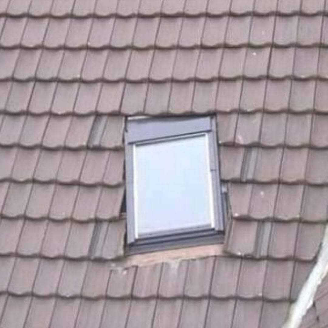 De buren wilde een dakraam. Ze zijn oud en een aannemer vonden ze te duur. Dus vroegen ze het mij te doen, voor een fles rum met veel liefde gedaan. Blij dat het me gelukt is.