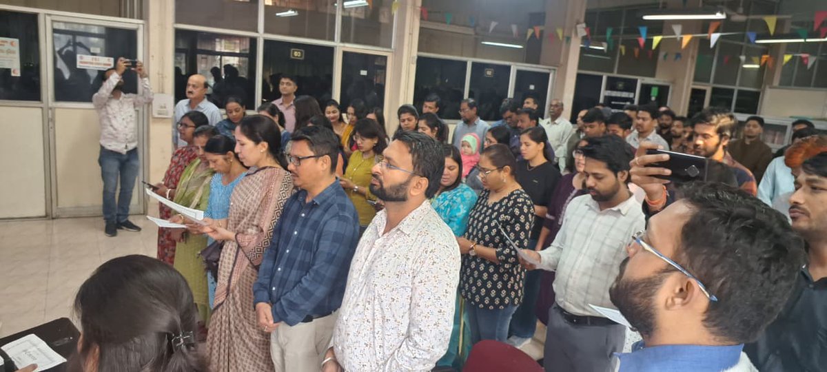 राष्ट्रीय गीत "वंदे मातरम" के 150 वर्ष पूरे होने के उपलक्ष्य में क्षेत्रीय कार्यालय, भोपाल में दिनांक-07 नवंबर 2025 को श्रीमती सूफिया फ़ारुकी वली, भा.प्र.से., महाप्रबंधक (क्षेत्र) की अध्यक्षता में  सभी अधिकारियों/कर्मचारियों द्वारा "वंदे मातरम" सामूहिक गान का आयोजन किया गया|