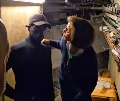 Spectacle, populisme, hypocrisie...? 
Peut-être : c'est une politique en campagne.

Seulement c'est la SEULE qui à Paris soit capable de le faire. Aller au contact et séduire, un jour dans les bars gays du Marais, la semaine suivante au milieu des crackés dans un endroit sordide