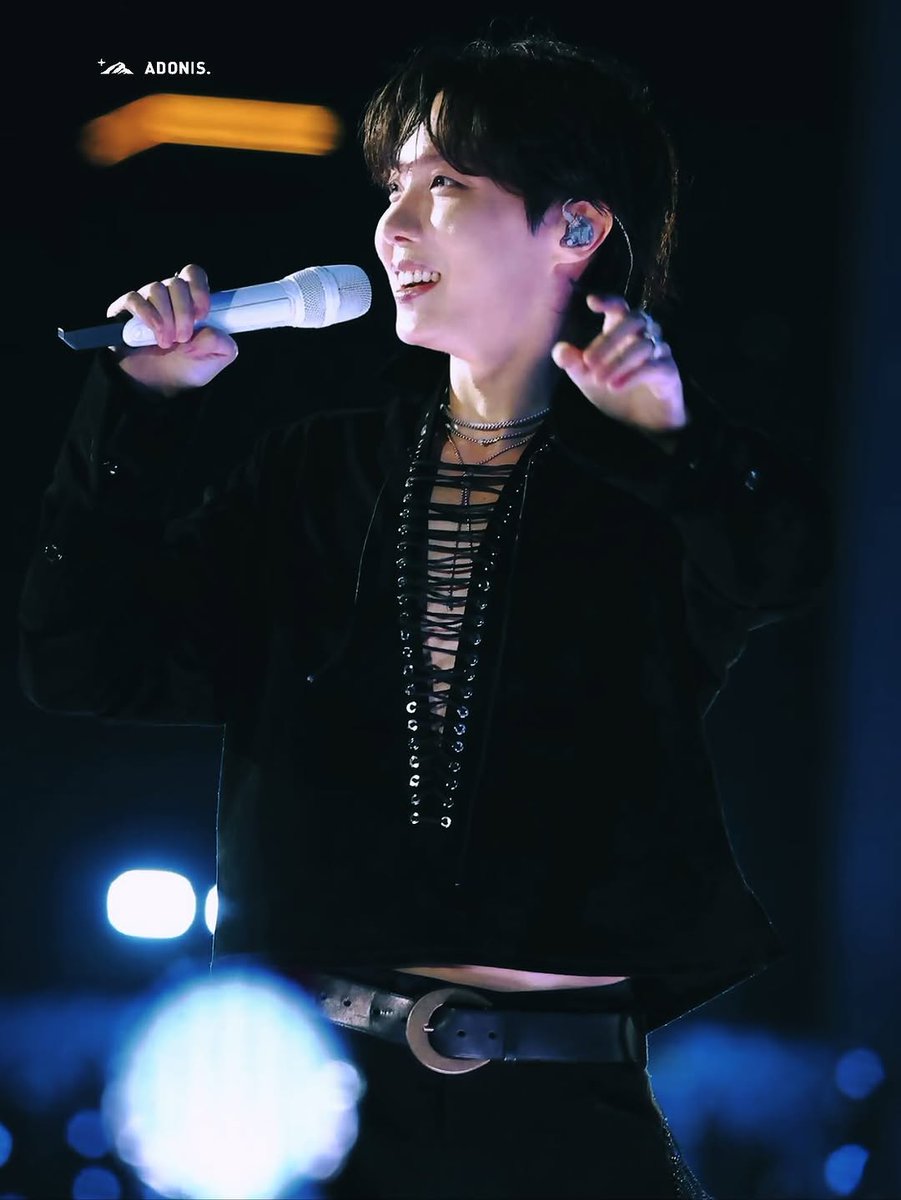 BlueSide9999's tweet photo. I vote #jhope for #2025MAMAVOTE https://t.co/CoOVOGErt3