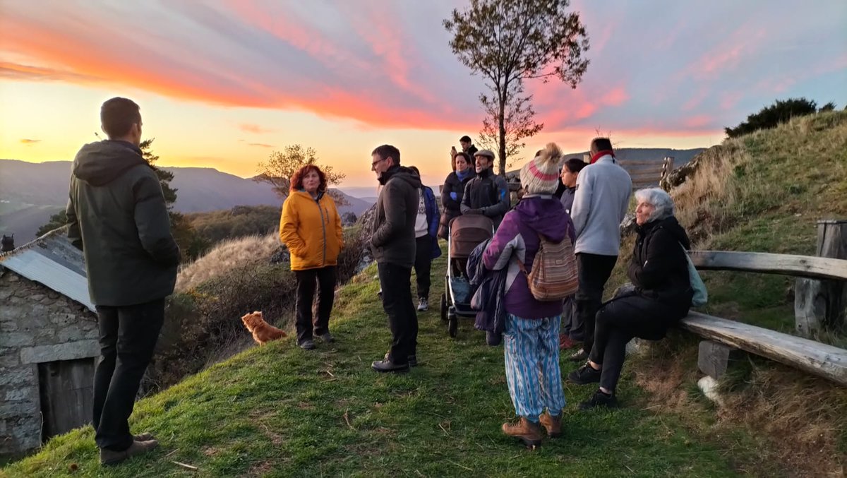 caprifcc's tweet photo. A experiencia turística sostible "Polavila en Piornedo. Contos ao redor do lume", organizada pola Asociación Galega de Custodia do Territorio o pasado sábado nesta aldea de Cervantes, resultou un éxito, tal e como se pode comprobar nestas imaxes. https://t.co/5lncKGG0Lt