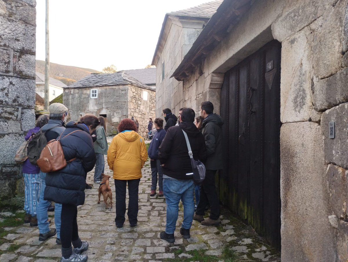 caprifcc's tweet photo. A experiencia turística sostible "Polavila en Piornedo. Contos ao redor do lume", organizada pola Asociación Galega de Custodia do Territorio o pasado sábado nesta aldea de Cervantes, resultou un éxito, tal e como se pode comprobar nestas imaxes. https://t.co/5lncKGG0Lt