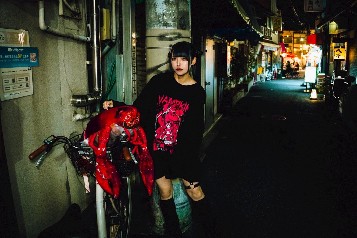 🦞VAMPKIN 3周年T-shirts🦞
店頭にて絶賛発売中！

MODEL(Height:155cm)
<a href="/pomeyama_amu/">ポメ山あむちゃんさん🪬</a>
 
CAMERA
<a href="/kobakei314/">けーたろー a.k.a ヒトリボッチ・ケースケ</a>

DESIGN
<a href="/konpee3/">konpee</a> 

Long Sleeve BLACK
XL only ￥4,000+