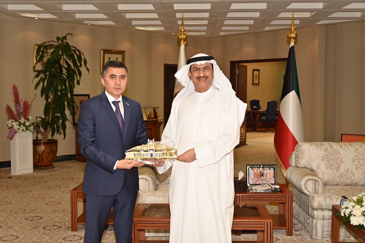 محافظ الجهراء يستقبل سفير أوزبكستان لدى البلاد

استقبل معالي محافظ الجهراء السيد حمد جاسم الحبشي في مكتبه بديوان عام المحافظة صباح اليوم الاثنين، سعادة أيوب خان يونسوف سفير جمهورية أوزبكستان الصديقة لدى دولة الكويت.

وفي مستهل اللقاء، رحّب معالي المحافظ بسعادة السفير، مشيدًا