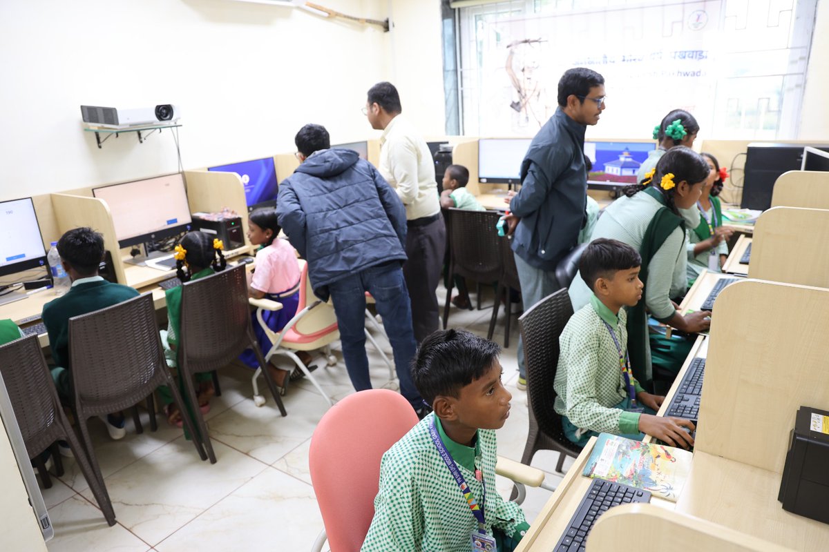 Day 10 | Janjatiya Gaurav Diwas 2025: ICAR–IIAB, Ranchi organized a session on “Digital Inclusion and Sustainable Development” for students of PM Shri GUM School, Garkhatanga, introducing them to computer basics.
#JanjatiyaGauravDiwas #DigitalInclusion #TribalEmpowerment