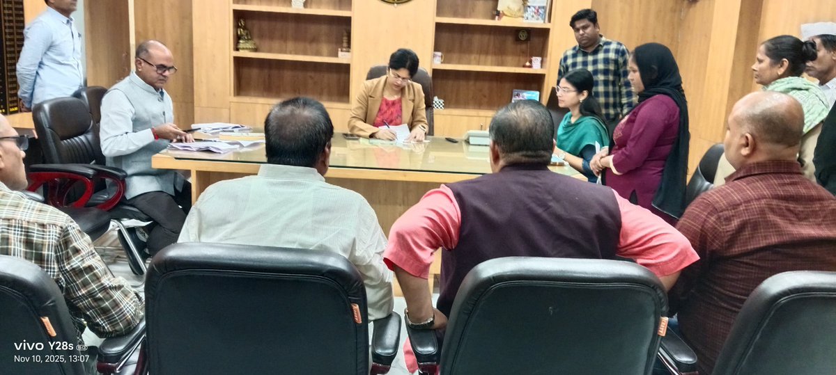 आज #जनता_दर्शन में जन समस्याओं को सुना गया। समयबद्ध,शिकायतकर्ता की संतुष्टि के आधार पर उचित समाधान करने हेतु संबंधित अधिकारियों को निर्देशित किया गया।
<a href="/UPGovt/">Government of UP</a> 
<a href="/CMOfficeUP/">CM Office, GoUP</a> 
<a href="/InfoDeptUP/">Information and Public Relations Department, UP</a>
<a href="/BoardofRevenue/">Board of Revenue, UP Government</a>
<a href="/Uppolice/">UP POLICE</a> 
<a href="/mahobapolice/">MAHOBA POLICE</a>