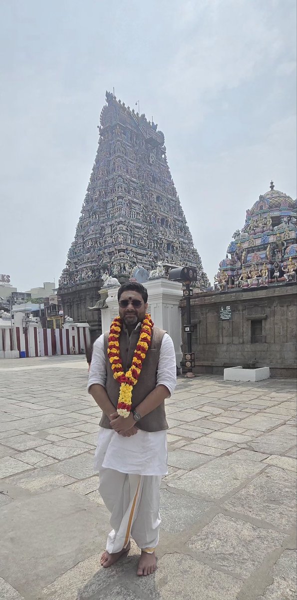 "कपालेश्वर मंदिर, मायलापुर चेन्नई, तमिलनाडु : मूर्तिपूजकों से विद्वेष के कारण ध्वंस और सनातन आस्था से पुनः खड़े हुए देवालय की कथा"
यह देवालय महादेव और मां कर्पगम्बल (पार्वती) को समर्पित है । 
वर्तमान मंदिर से पूर्व विशाल कपालेश्वर मंदिर का निर्माण 7वीं शताब्दी ईस्वी में पल्लव