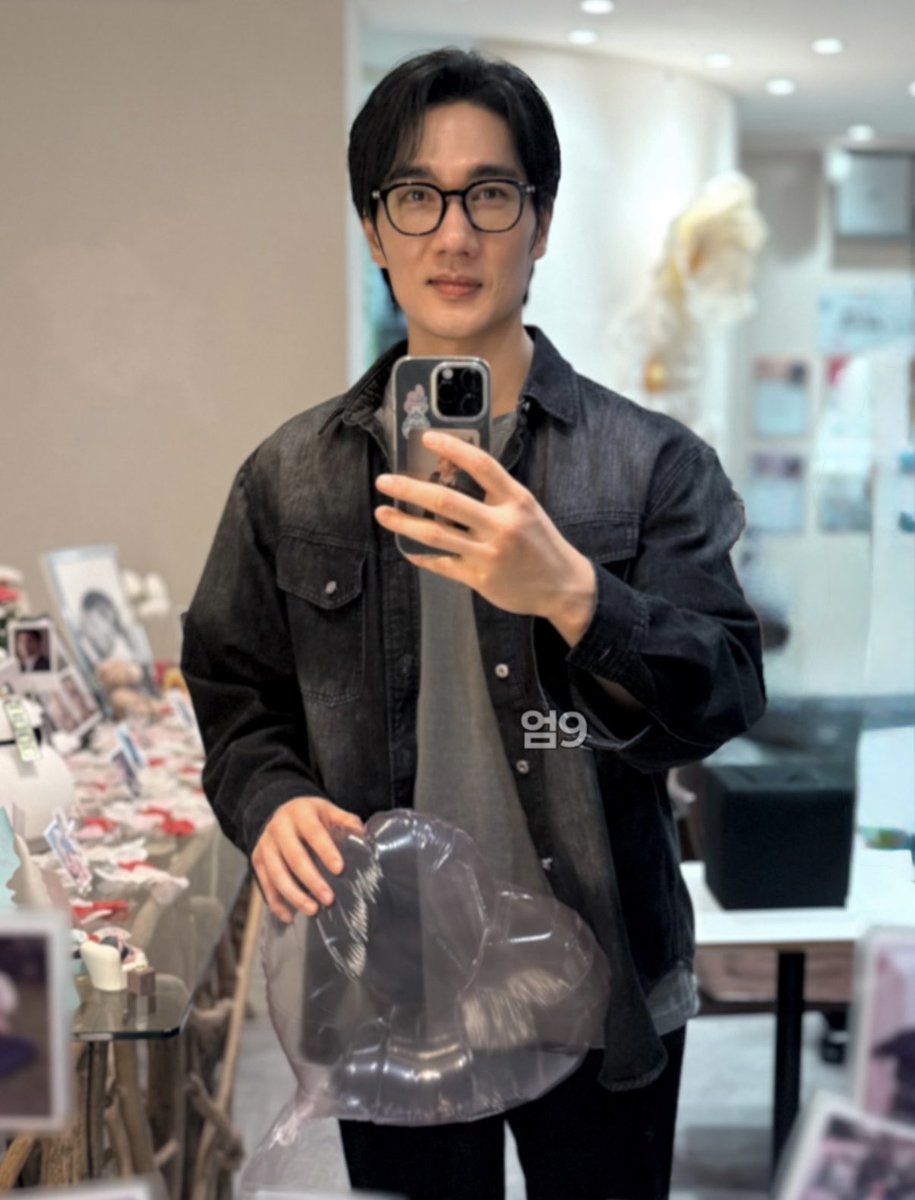 um9tg's tweet photo. 엄태구가 내폰으로 거셀을 찍을 확률………
하고 싶은말이 너무 많았는데 한마디도 못하고 이걸로 평생 족함 https://t.co/iy9VG9aO80