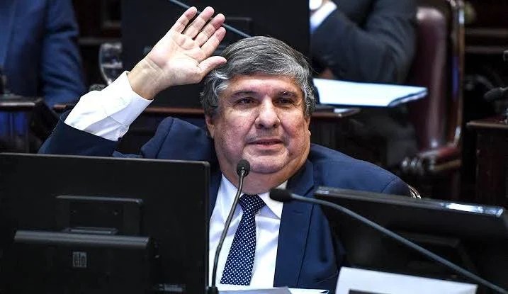 En sede de Matheu un grupo de trabajo que integran el presidente interino José Mayans, un grupo de vicepresidentes -Lucía Corpacci, Ricardo Pignanelli, Mariel Fernández (intendenta de Moreno) y Capitanich, objetivo tumbar todos los proyectos de LLA, el capo este cerdo HDRMP.