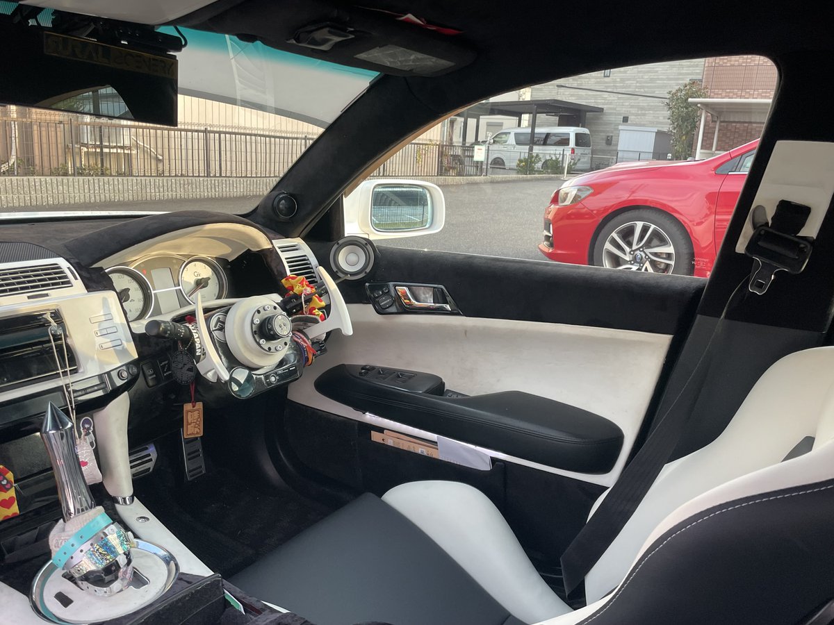 仕様変更！
ナンバースムージング
レカロSR-3 白黒フェイクレザー貼替２脚
ドアにミッドスピーカー追加で3way化
ついでアンプ変更とさらについでにナビ変更
フロント35％→50％
バナーハチマキリセット