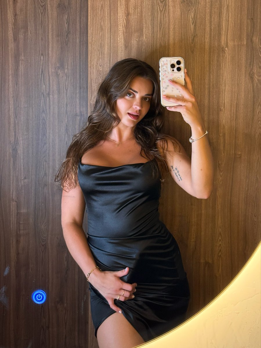 I have a surprise hidden beneath my clothes!!
Are you seeing it🤔??
If yes then what are you waiting for"" Bend on your knees , crawl infront of me and Beg your Supreme Queen to serve👑""

My dm are open for some limited relation anybody want to be mine they can apply #SycoEmpire
