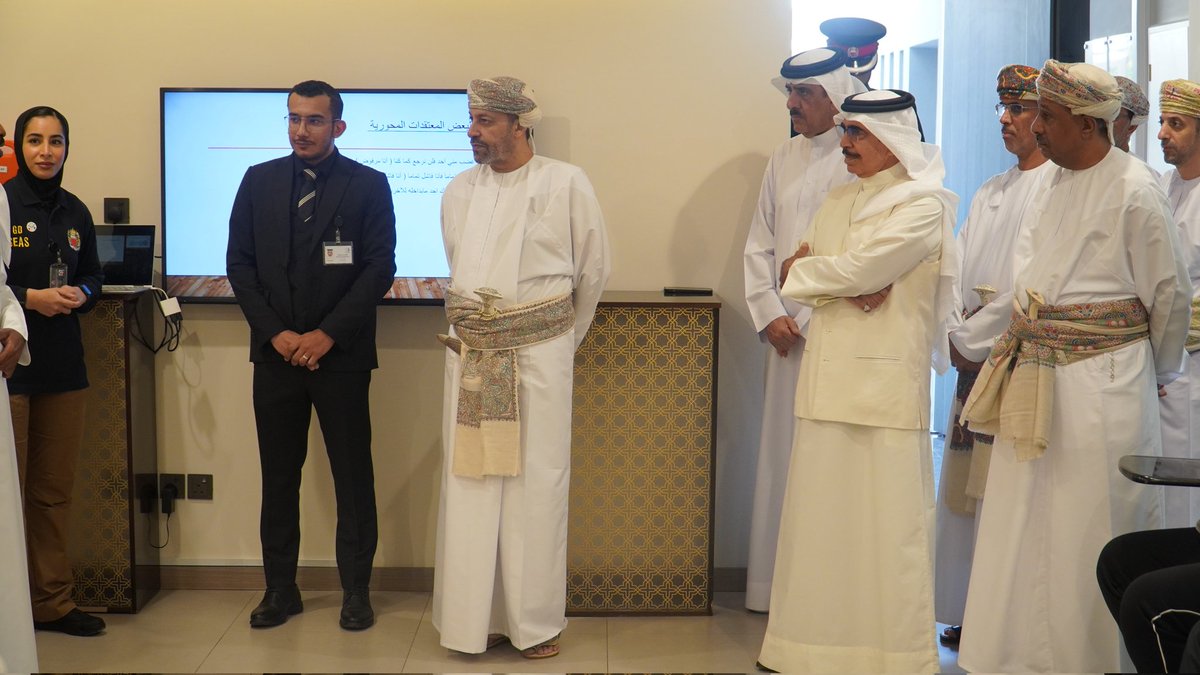 قام معالي السّيد حمود بن فيصل البوسعيدي وزير الداخلية، اليوم، بزيارةٍ إلى السّجون المفتوحة بمملكة البحرين، وذلك في إطار الزيارة الرسمية التي يقوم بها معاليه للمملكة.

ورافق معالي السّيد وزير الداخلية خلال الزيارة معالي الشيخ الفريق أوّل راشد بن عبد الله آل خليفة وزير الداخلية