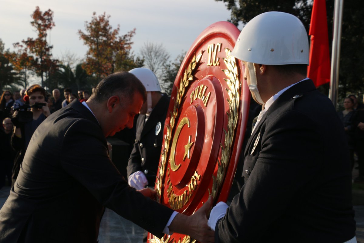📌 Kaymakamımız Ümit Hüseyin Güney, 10 Kasım Atatürk’ü Anma Günü programı kapsamında Tuzla Sahil Tören Alanı’nda düzenlenen çelenk sunma törenine katıldı. 

Ulu Önder Gazi Mustafa Kemal Atatürk'ü, vefatının 87. yıldönümünde saygı ve minnetle anıyoruz.

#10kasım🇹🇷