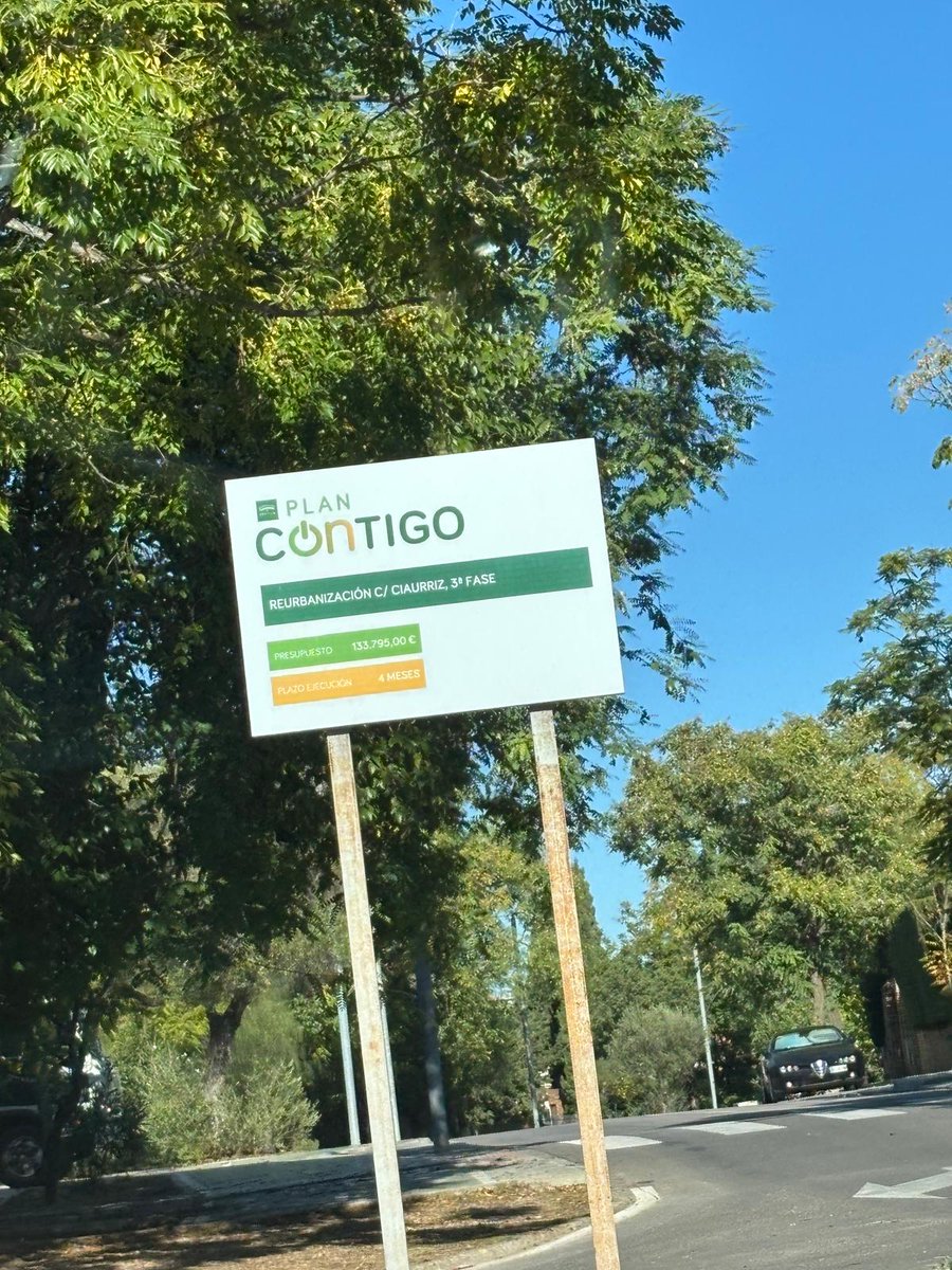 El resumen de la política del <a href="/psoemairena/">PSOE de Mairena del Aljarafe</a>:
Los vecinos reclamando mejoras en señales hace AÑOS, y ni caso.
Ahora que están reformando un tramo de 150 metros en c/Ciaurriz, dos buenos paneles para señalizar la miniobra, darse publicidad, y hacerse notar, para ganar votos.
Sigue👇