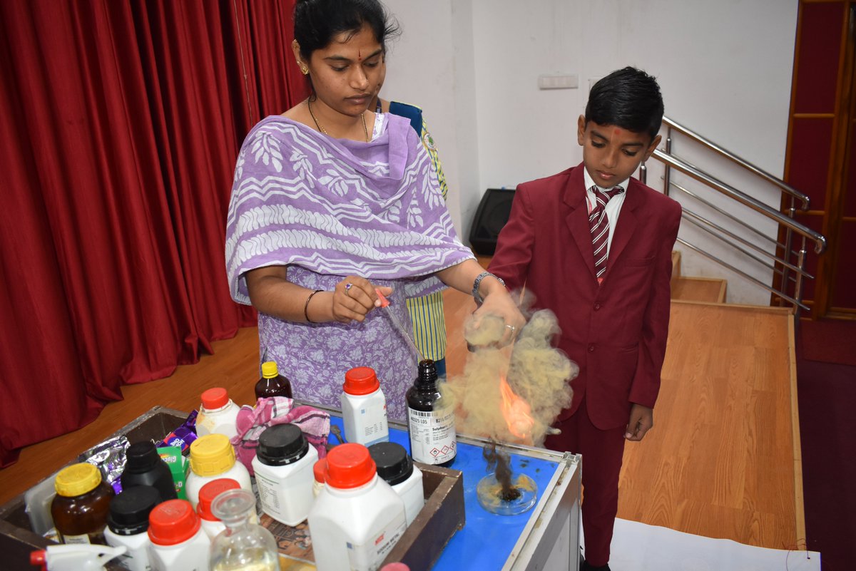 dscgulbarga's tweet image. Students took part in an Workshop on ‘The Science of Reactions: Hands on Chemistry Demonstrations’ during the celebration of International Science Center &amp;amp; Science Museum Day (ISCSMD) at @dscgulbarga a unit of @ncsmgoi on 10th Nov 2025.
#iscsmd 
@gssjodhpur @Rao_InderjitS
