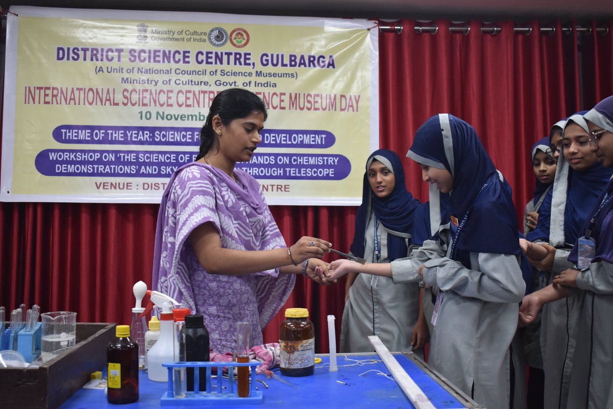 dscgulbarga's tweet image. Students took part in an Workshop on ‘The Science of Reactions: Hands on Chemistry Demonstrations’ during the celebration of International Science Center &amp;amp; Science Museum Day (ISCSMD) at @dscgulbarga a unit of @ncsmgoi on 10th Nov 2025.
#iscsmd 
@gssjodhpur @Rao_InderjitS
