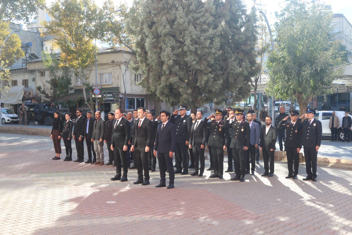 🇹🇷 10 Kasım Atatürk’ü Anma Günü 🇹🇷

Cumhuriyetimizin kurucusu Gazi Mustafa Kemal Atatürk, ebediyete intikalinin 87. yılında Kaymakamımız Sayın Ahmet GÜLDEREN, Belediye Başkanımız Sayın Tayyar ÖZCAN, Cumhuriyet Başsavcımız Sayın Mehmet KATRAN ve kurum amirlerimizin katılımıyla