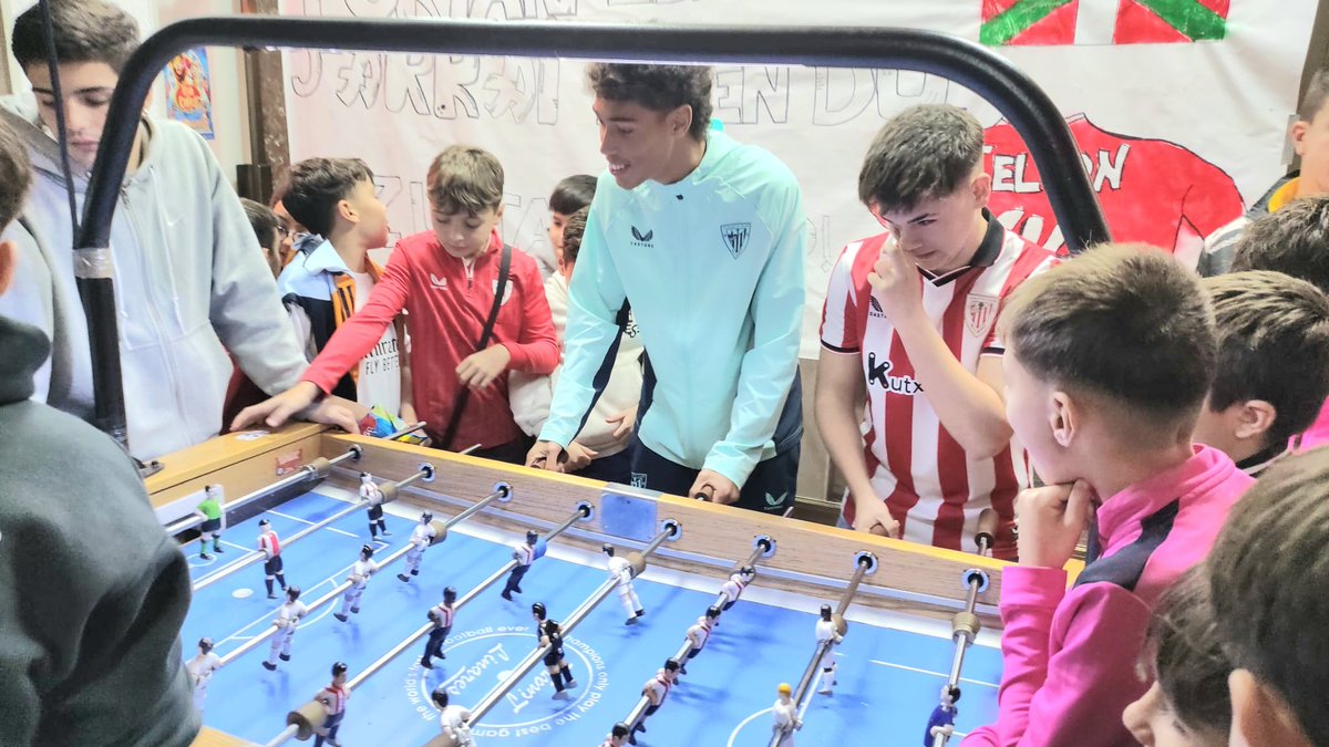 discipuloyeste's tweet image. Cumples el sueño de debutar en San Mamés y al acabar el partido te vas a jugar al futbolín con los niños de tu barrio.

Lo mejor que has hecho ayer Selton.

Athletic ♥️