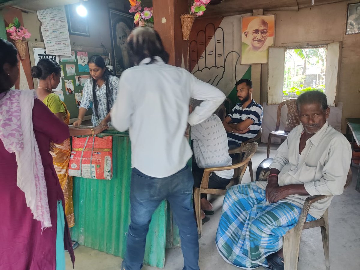 Arijit_Neogi95's tweet photo. The Jalpaiguri District Chhatra Parishad organized the SIR Help Desk at Ward No. 22, standing by students &amp; citizens.

Present: Arijit Neogi, State Gen. Secy., Abhishek Singh, Dist. Gen. Secy., and Simran Das, Dist. Student Leader.

#ChhatraParishad #Jalpaiguri #StudentPower 💙 https://t.co/aGSw3dtBxR
