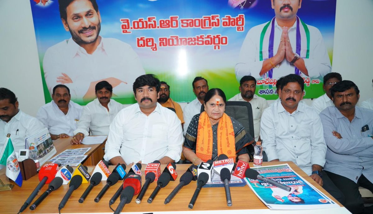 SivareddE's tweet photo. దర్శి పార్టీ ఆఫీస్.

ఈ నెల 12వ తేదిన దర్శిలో మెడికల్ కాలేజీలు ప్రవేటీకరణ వ్యతిరేకంగా  జరగబోయే ర్యాలీకి సంబంధించి పోస్టర్ ను ఆవిష్కరించిన జిల్లా పరిషత్ చైర్మన్ బూచేపల్లి వెంకాయమ్మ గారు,ప్రకాశం జిల్లా అధ్యక్షులు దర్శి ఎమ్మెల్యే డా. బూచేపల్లి శివప్రసాద్ రెడ్డి గారు.

#Praksam #Darsi https://t.co/WAXbDTNEWP