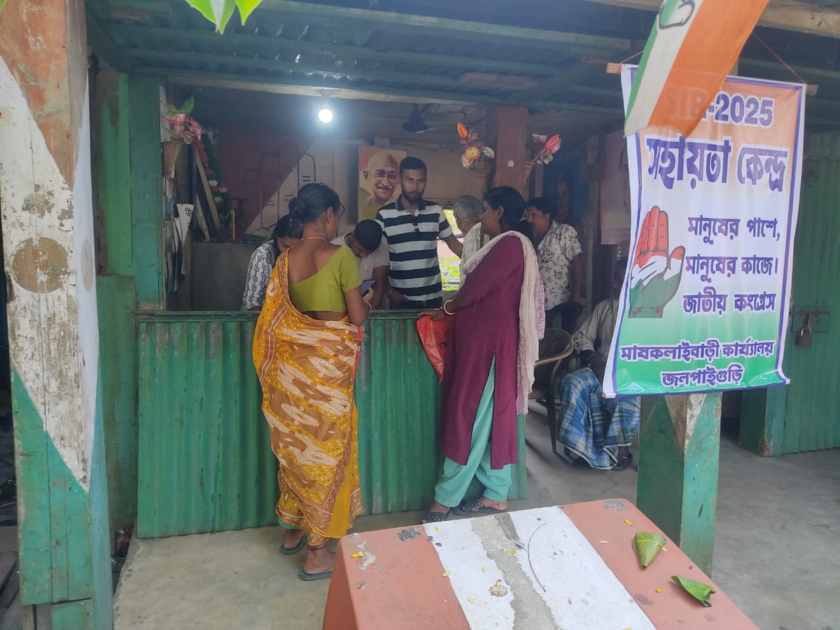 Arijit_Neogi95's tweet photo. The Jalpaiguri District Chhatra Parishad organized the SIR Help Desk at Ward No. 22, standing by students &amp; citizens.

Present: Arijit Neogi, State Gen. Secy., Abhishek Singh, Dist. Gen. Secy., and Simran Das, Dist. Student Leader.

#ChhatraParishad #Jalpaiguri #StudentPower 💙 https://t.co/aGSw3dtBxR