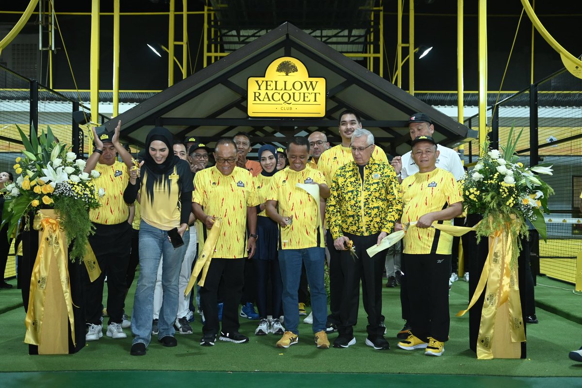 Saat ini olahraga padel sedang menjadi trend dan diminati banyak orang, utamanya anak muda. Kebutuhan lapangan padel pun meningkat.

Menangkap fenomena itu, Partai Golkar pun tak mau ketinggalan.