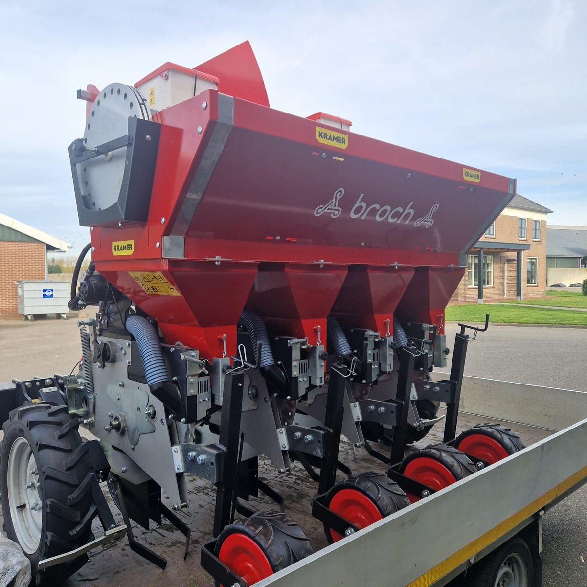 kramerstart's tweet image. Mooie planter van JJ BROCH afgeleverd. En volop nieuwe 𝐳𝐚𝐚𝐢𝐦𝐚𝐜𝐡𝐢𝐧𝐞𝐬 aan het klaarmaken voor het nieuwe seizoen. En tegelijkertijd zijn de wortelrooiers van 𝐒𝐢𝐦𝐨𝐧 in actie 💪🏻