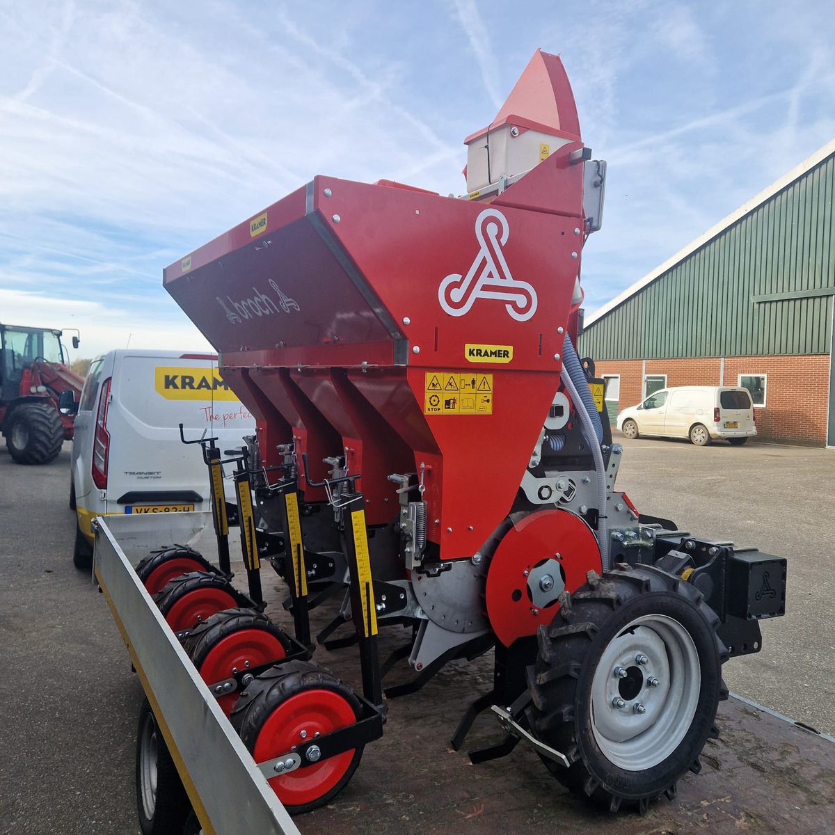 kramerstart's tweet image. Mooie planter van JJ BROCH afgeleverd. En volop nieuwe 𝐳𝐚𝐚𝐢𝐦𝐚𝐜𝐡𝐢𝐧𝐞𝐬 aan het klaarmaken voor het nieuwe seizoen. En tegelijkertijd zijn de wortelrooiers van 𝐒𝐢𝐦𝐨𝐧 in actie 💪🏻