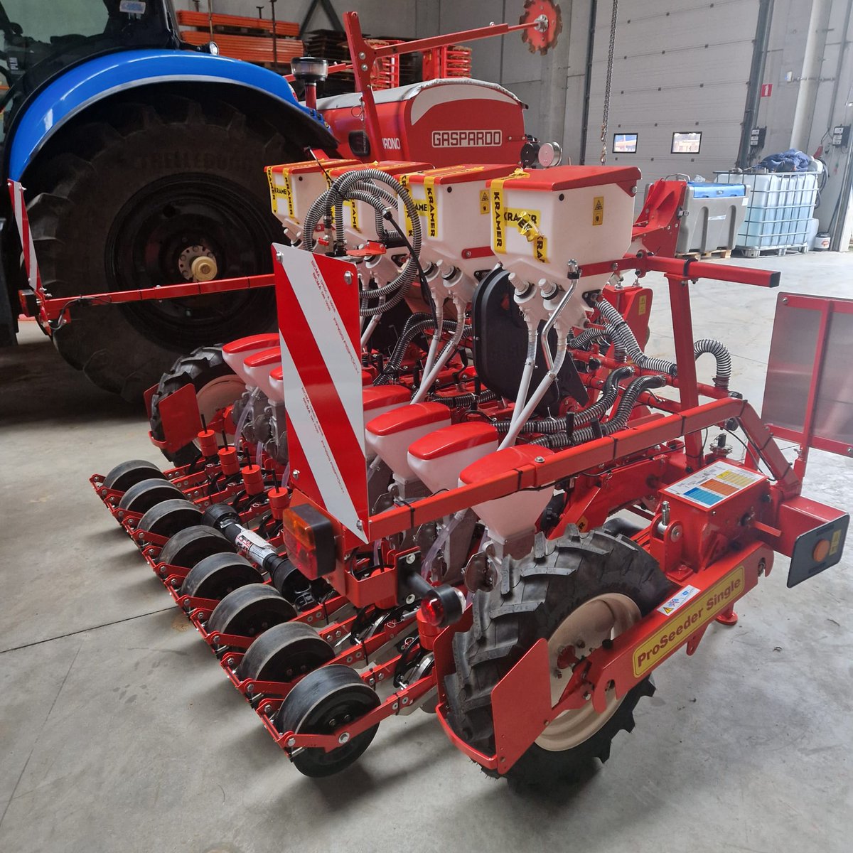 kramerstart's tweet image. Mooie planter van JJ BROCH afgeleverd. En volop nieuwe 𝐳𝐚𝐚𝐢𝐦𝐚𝐜𝐡𝐢𝐧𝐞𝐬 aan het klaarmaken voor het nieuwe seizoen. En tegelijkertijd zijn de wortelrooiers van 𝐒𝐢𝐦𝐨𝐧 in actie 💪🏻