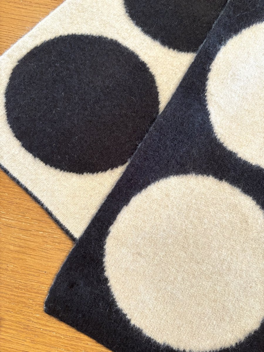 MANOAinter's tweet image. New Arrival🫧JO GORDON

黒×ベージュのドット柄ニットロングマフラーは、表裏で逆色パターンになっています。シンプルでメリハリの効いた色柄は、コーディネート全体を引き締めて、ブラッシュupしてくれそう🖤
歳を重ねてもキュートに楽しめる、モノトーン水玉はやっぱり最強！
¥40700
#jogordon