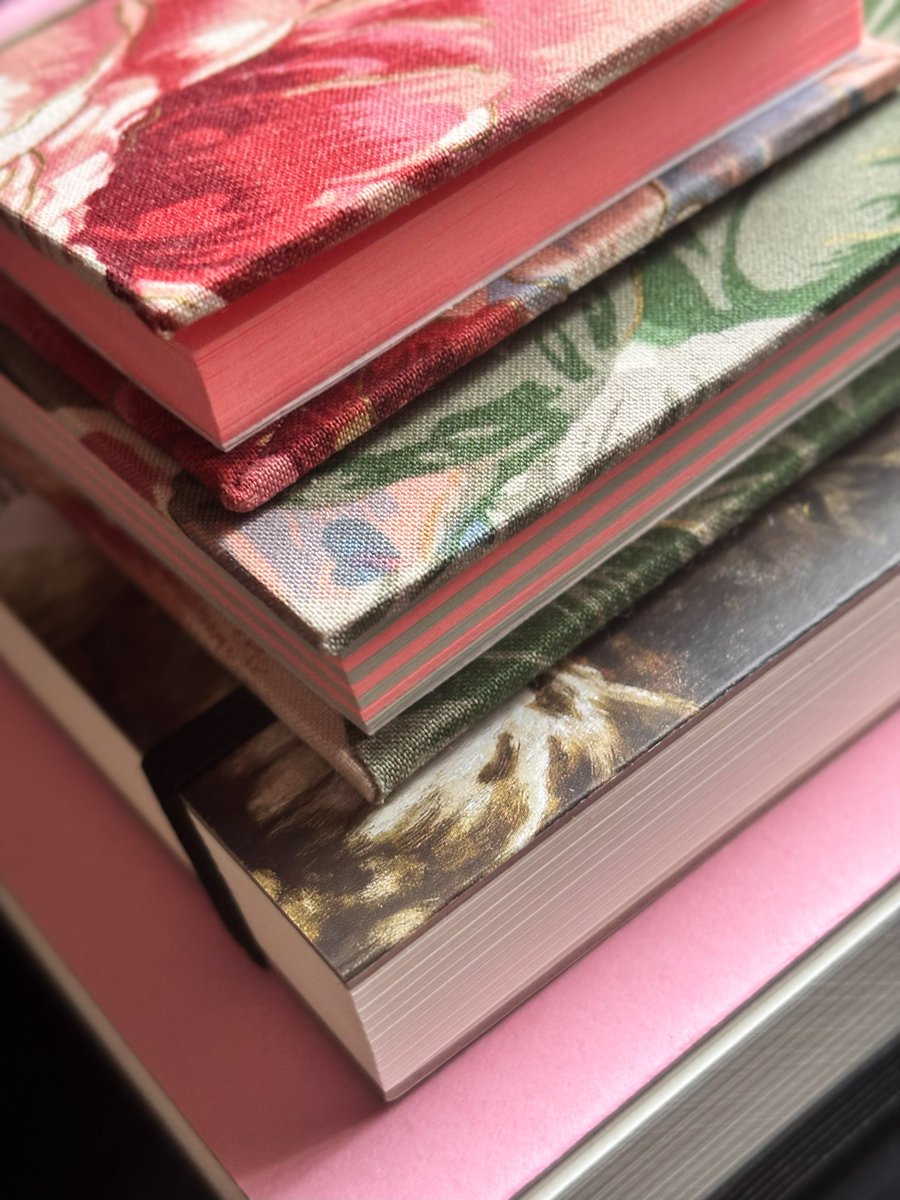 yourbestwarlock's tweet photo. Not sure if power outages will "motivate" me to return to traditional art, but these gorgeous new sketchbooks definitely should.🥰 The bigger ones are from @SumnaVivtsa, the smaller handmade ones from @lady_blue_fox - all kind gifties courtesy of most bestest @Magic_Neil.😌🌺✨ https://t.co/aW4WokoAoc