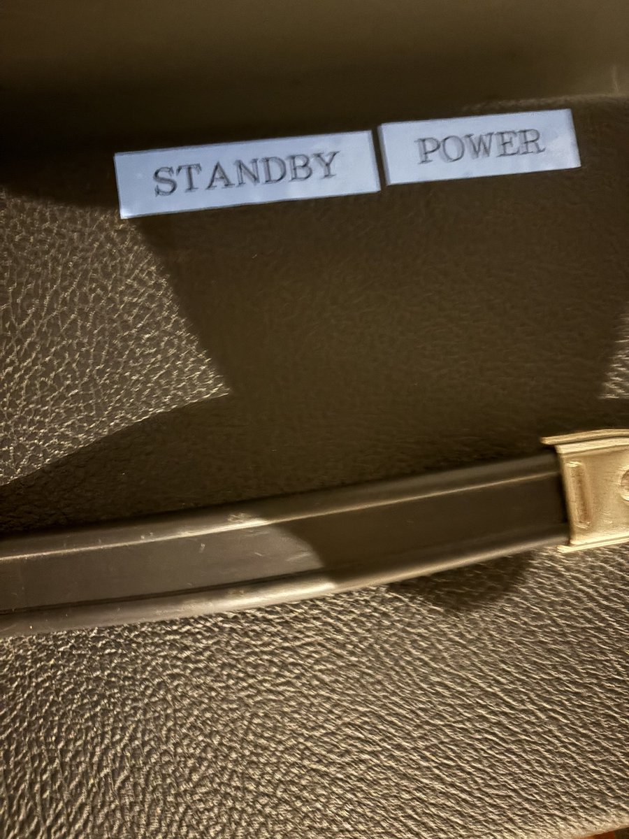 真空管アンプは
音を出す時:パワーをオンにしてしばらくしたらスタンバイをオンにしてください！

アンプの電源を切る時はスタンバイをオフにしてしばらくしたらパワーをオフにして消してください！