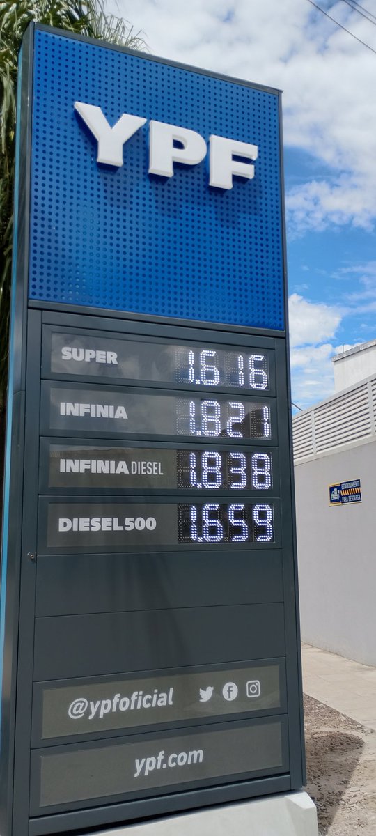 hernanescribe's tweet photo. PENSAR LA IRRACIONALIDAD POLÍTICA👇 En menos de dos años, con Milei, las naftas aumentaron 350% en el NEA. Suben todos los costos de producción para las empresas, mientras caen todas las ventas (y la producción y el consumo) de la economía regional. Precio de Corrientes 👇 https://t.co/UUkjxjbKZy