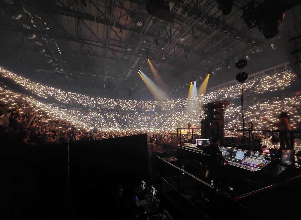 KLANGtec's tweet image. Today’s #MonitorMonday takes us back to James Arthur’s UK leg of last year’s Bitter Sweet Love World Tour with this amazing shot of engineer George “Sol” Solidakis.
Thanks for the great photo, George!

#InEarMixing #SoundEngineering #AudioEngineer