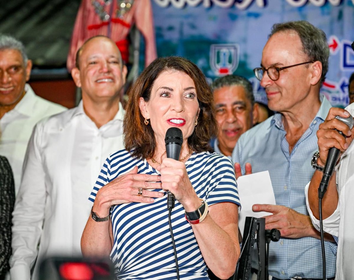 Anoche acompañé al alcalde Ulises Rodríguez en la bienvenida a la gobernadora de Nueva York, Kathy Hochul, en su primera visita oficial a Santiago.

Un encuentro que refuerza los lazos entre la República Dominicana y el estado de Nueva York.
